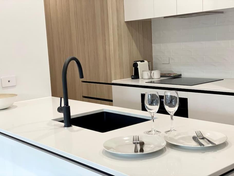 Apartment Stylish 1br In Surfers, Pool, Gym