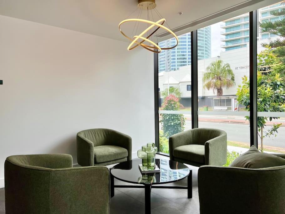 Stylish 1br In Surfers, Pool, Gym Apartment *