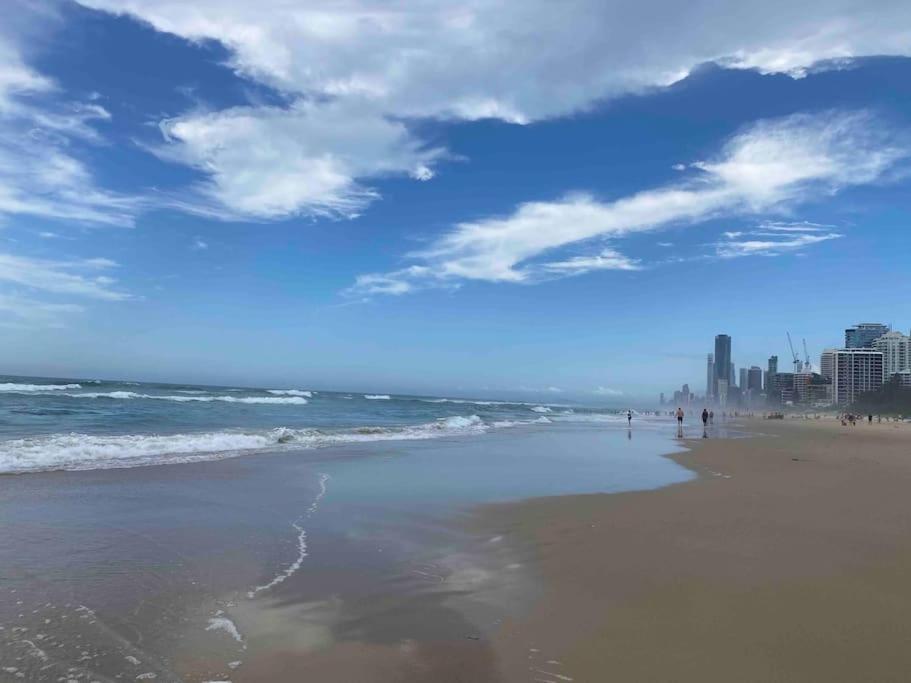Stylish 1br In Surfers, Pool, Gym *